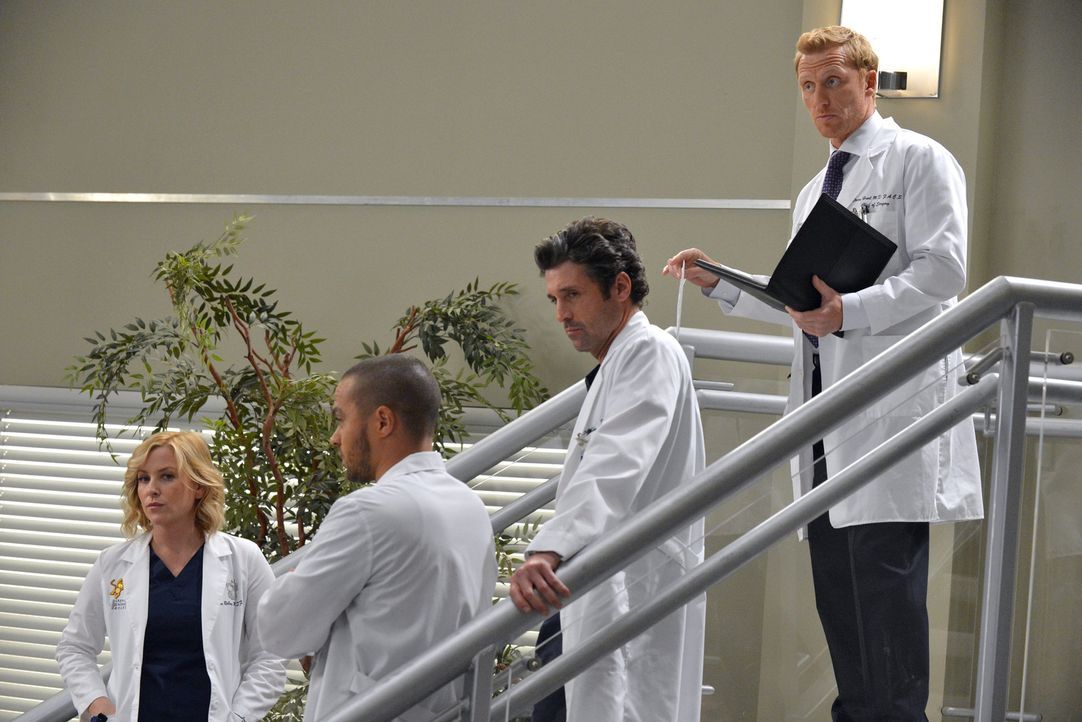 Die neue Anti-Beziehungs-Politik im Krankenhaus sorgt bei Arizona (Jessica Capshaw, l.), Owen (Kevin McKidd, r.), Derek (Patrick Dempsey, 2.v.r.) un... - Bildquelle: ABC Studios