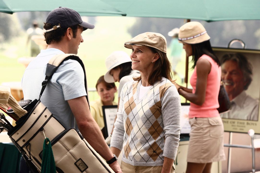Spielen eine Partie Golf: Nora (Sally Field, 2.v.l.) und Kevin (Matthew Rhys, l.) .... - Bildquelle: Disney - ABC International Television