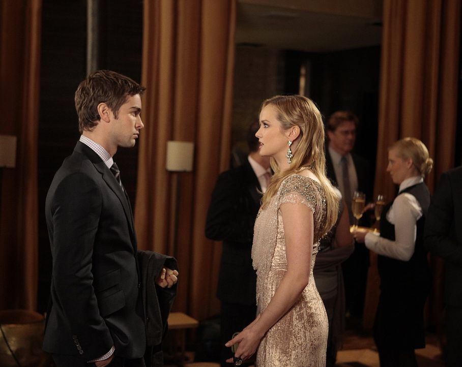 Während Nate (Chace Crawford, l.) erfährt, dass er seine Karriere einem ungebetenen Helfer verdankt, bereitet Lily eine Party für Charlie (Kaylee De... - Bildquelle: Warner Bros. Television