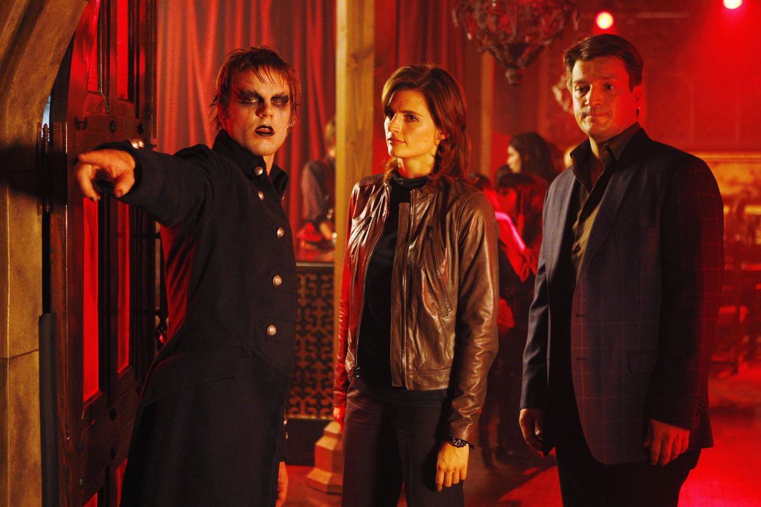 Der neue Fall führt Richard Castle (Nathan Fillion, r.) und Kate Beckett (Stana Katic, M.) in die Welt des Vampir Fetischismus ... - Bildquelle: ABC Studios