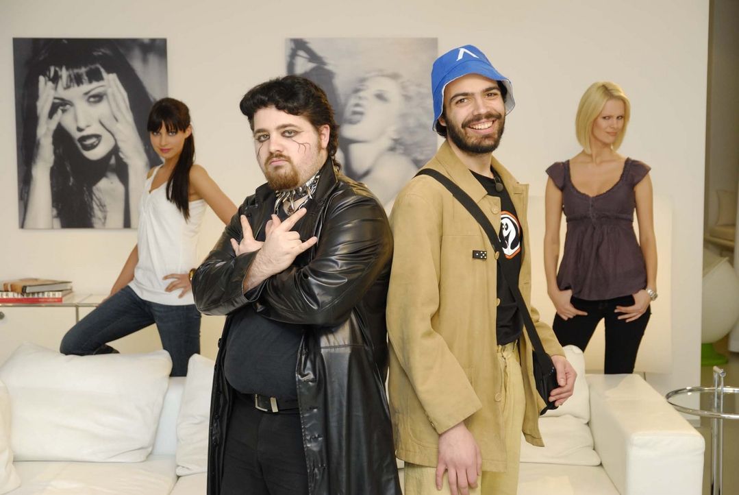 Tobias (2.v.l.) aus Pasing und Ivan (2.v.r.) aus Berlin wollen mit Hilfe von Anna Bade (l.) und Monica Ivancan (r.) zu Traummännern werden &#8230; - Bildquelle: ProSieben