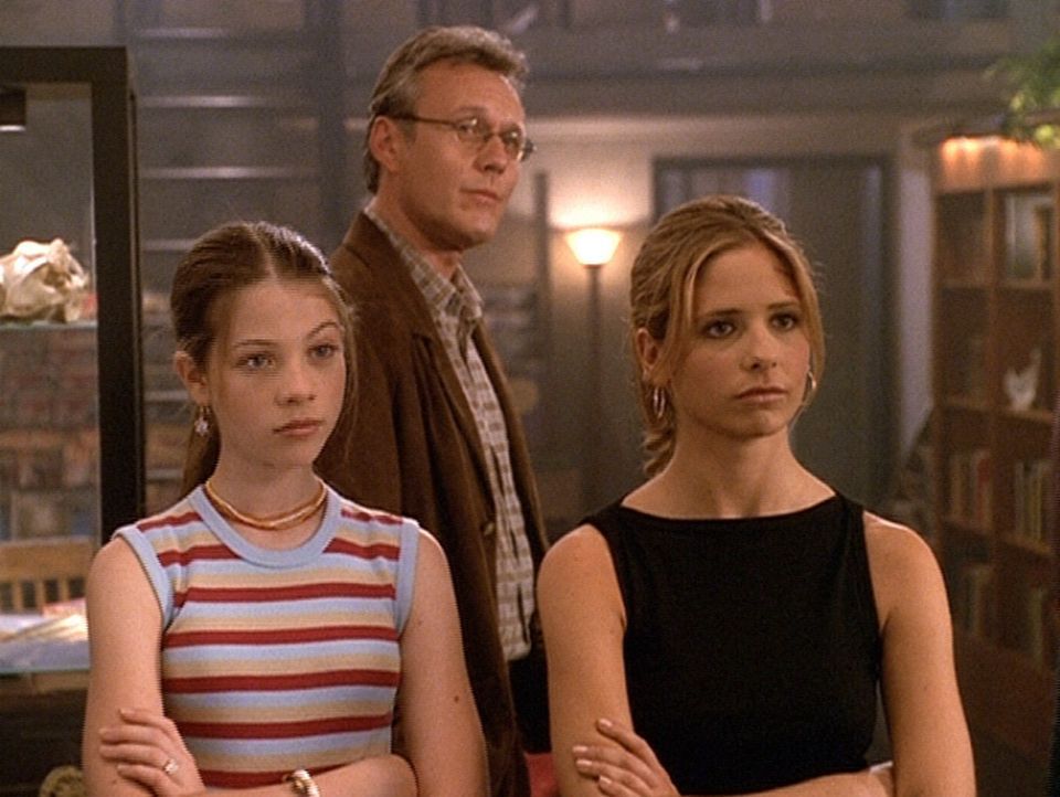 Buffy (Sarah Michelle Gellar, r.), Dawn (Michelle Trachtenberg, l.) und Giles (Anthony Stewart Head, M.) sind über den ungebetenen Besuch im Zauberl... - Bildquelle: TM +   2000 Twentieth Century Fox Film Corporation. All Rights Reserved.