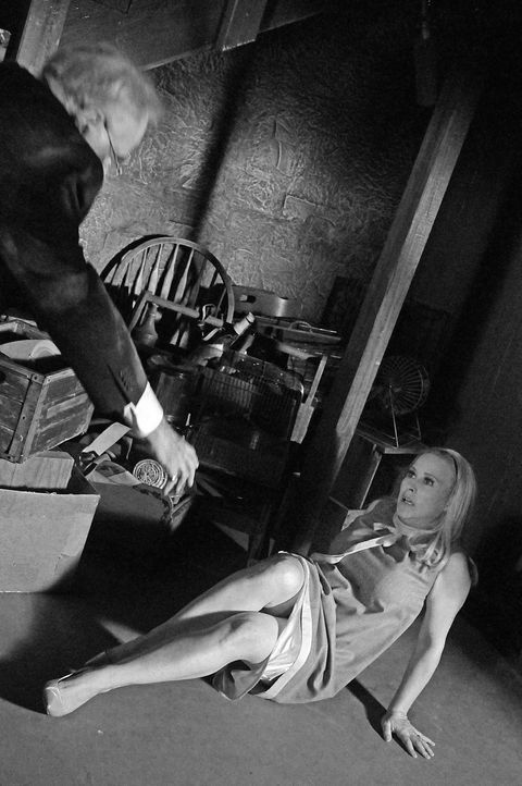 In schrecklichen Alpträumen findet sich Allison (Patricia Arquette, r.) im Film "Die Nacht der lebenden Toten" in der Rolle der Barbara wieder ... - Bildquelle: Paramount Network Television
