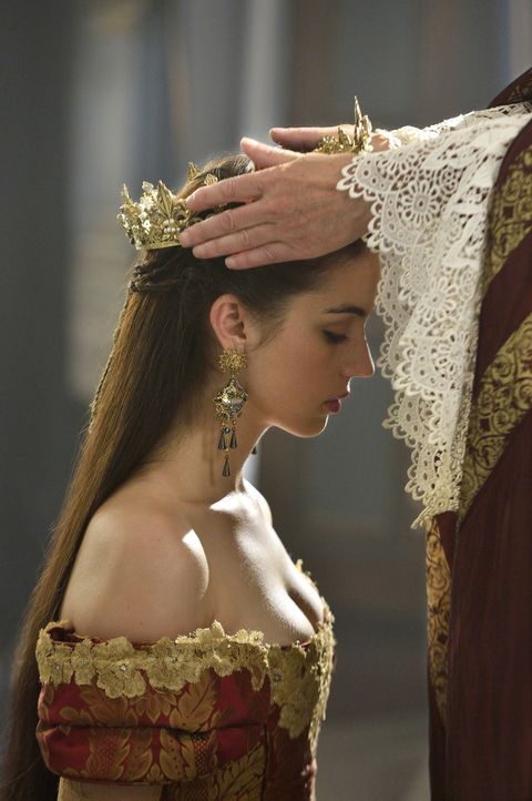 Eine ausschweifende Krönungszeremonie macht Mary, Königin von Schottland (Adelaide Kane), schließlich auch zur Königin von Frankreich ... - Bildquelle: Ben Mark Holzberg 2014 The CW Network, LLC. All rights reserved.