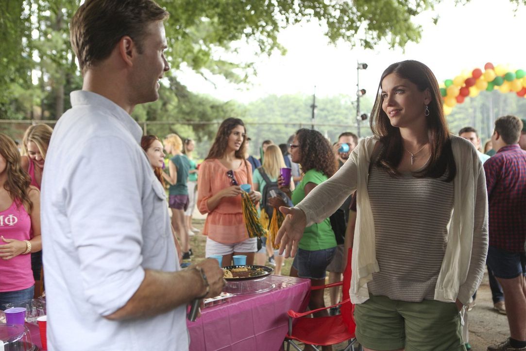 Als Alaric (Matt Davis, l.) auf einer Studenten-Party die charmante Jo (Jodi Lyn O'Keefe, r.) trifft, wird ihm bewusst, wie sehr sich sein Leben ver... - Bildquelle: Warner Bros. Entertainment, Inc