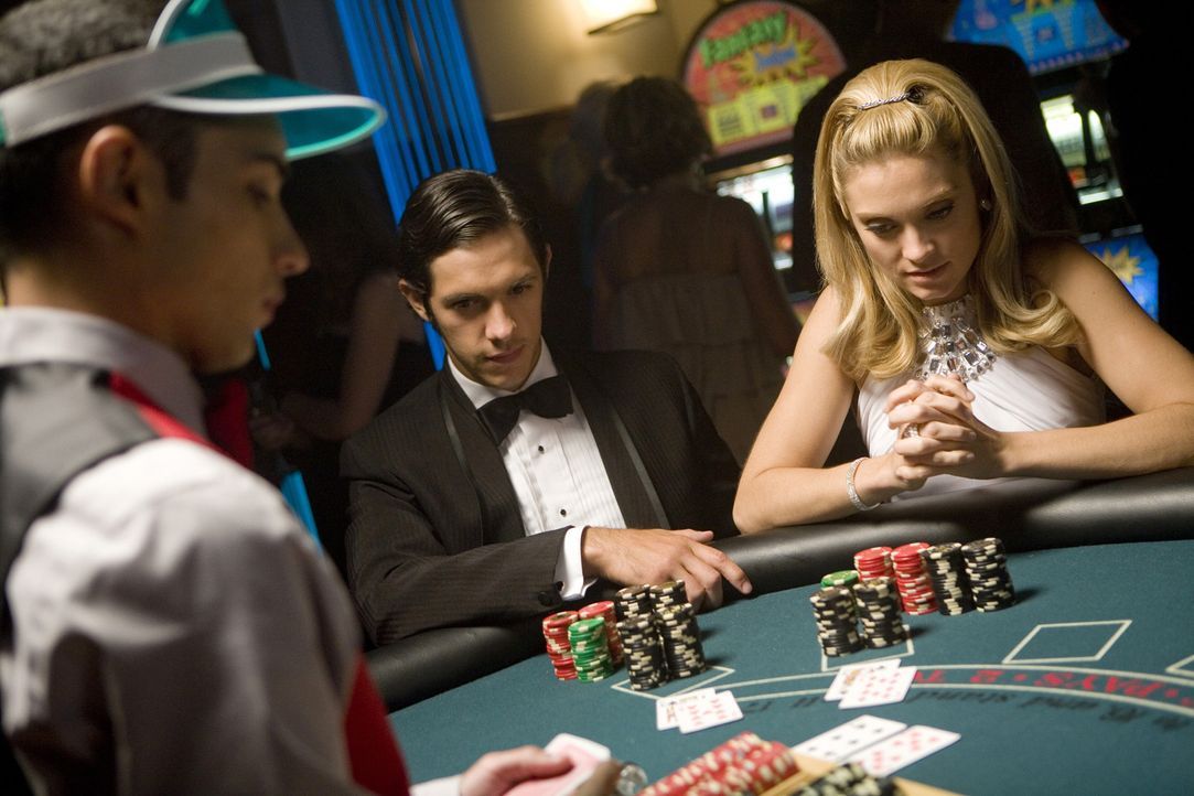 Die Verbindung organisiert eine Casino-Nacht, bei der Black Jack gespielt wird und man 2000 Dollar gewinnen kann. Max (Michael Rady, M.) und Casey (... - Bildquelle: 2008 ABC Family