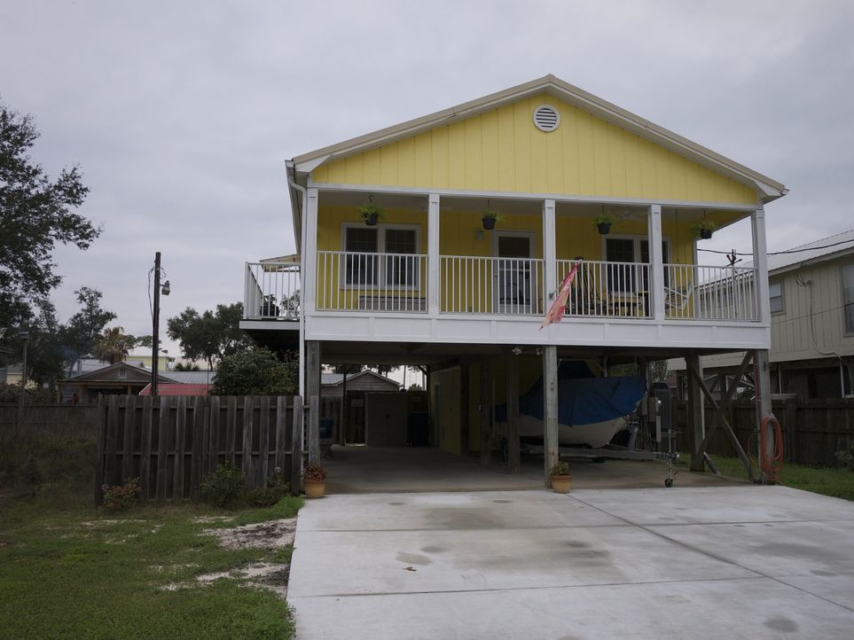 Auf Maklerin Joy Sullivan wartet ein komplizierter Auftrag. Nicht nur, dass in Orange Beach ein bezahlbares Haus direkt am Strand finden soll, sie m... - Bildquelle: 2014, HGTV/Scripps Networks, LLC. All Rights Reserved.