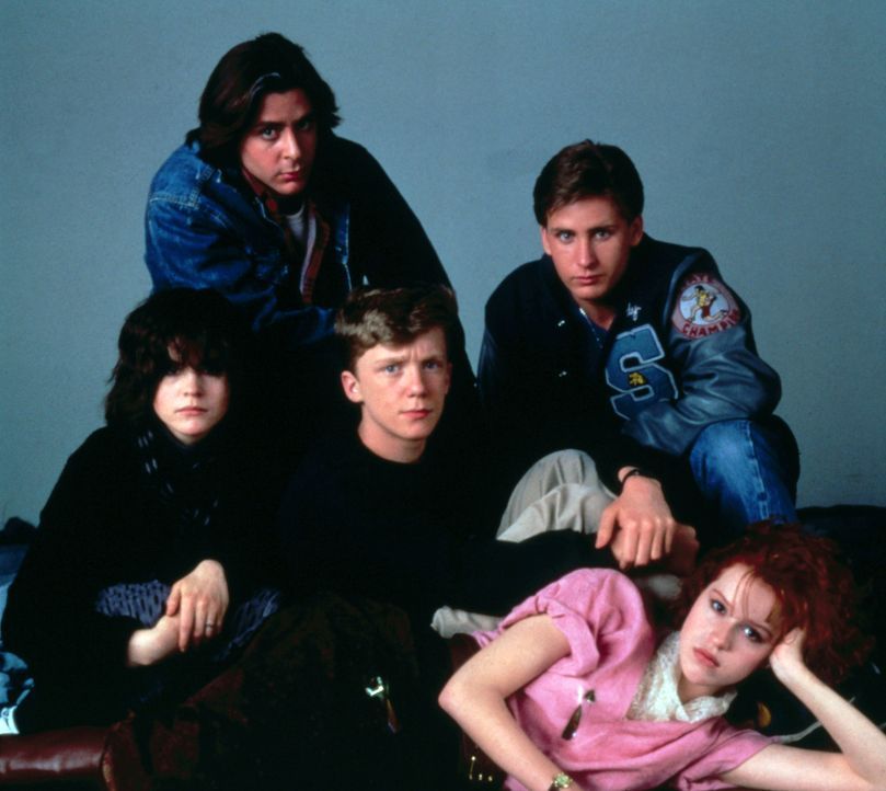 Die Schüler Andrew (Emilio Estevez, hinten r.), John (Judd Nelson, hinten l.), Brain (Anthony Micheal Hall, M.), Allison (Ally Sheedy, vorne l.) und... - Bildquelle: © 1984 Universal City Studios, Inc. and Dino De Laurentiis Corporation. All Rights Reserved.