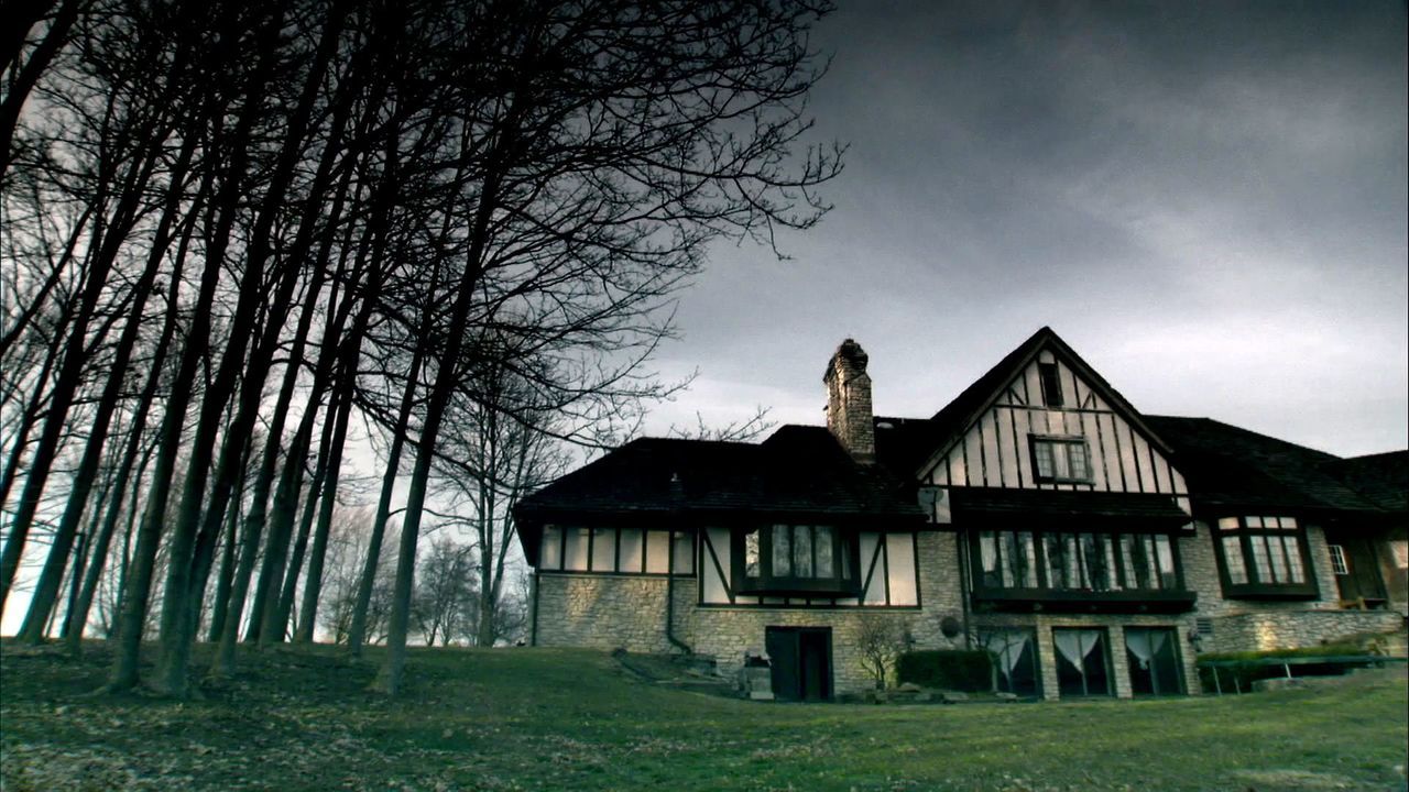 Knochen im Laub - Bildquelle: SYFY MEDIA PRODUCTION LLC 2012. ALL RIGHTS RESERVED.