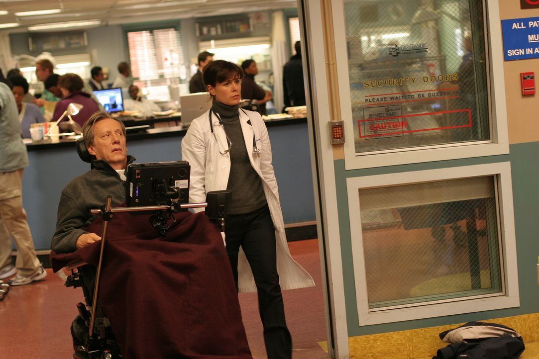 Abby (Maura Tierney, r.) versucht alles, um ihrem ehemaligen Professor (James Woods, l.) zu helfen ... - Bildquelle: Warner Bros. Television