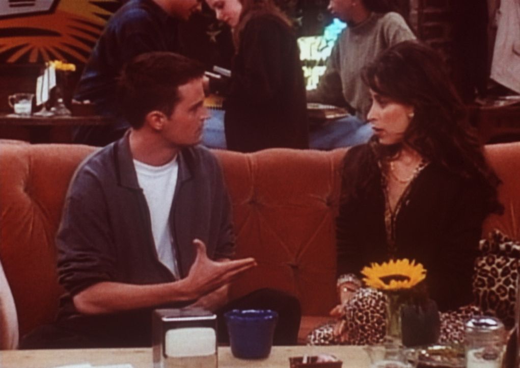 Chandler (Matthew Perry, l.) erklärt Janice (Maggie Wheeler, r.), dass sie wieder zu ihrem Mann zurückkehren sollte. - Bildquelle: TM+  2000 WARNER BROS.
