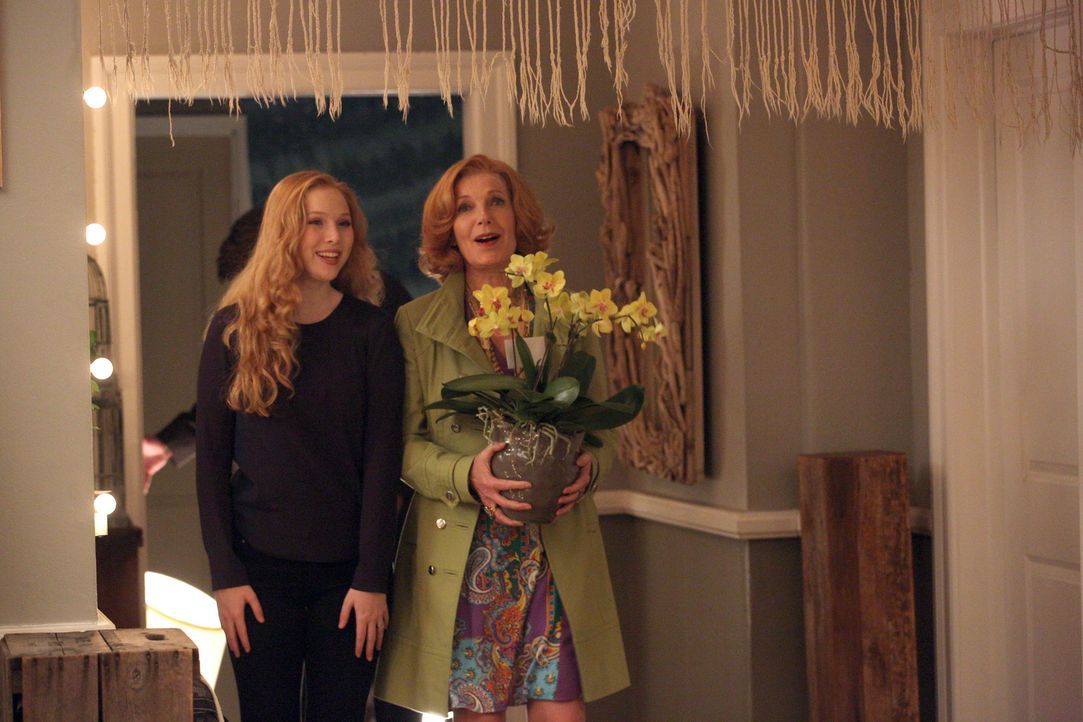 Stolz präsentiert Alexis (Molly C. Quinn, l.) ihrer Großmutter (Susan Sullivan, r.) die Wohnung, in der sie ab sofort mit Pi zusammen lebt ... - Bildquelle: ABC Studios