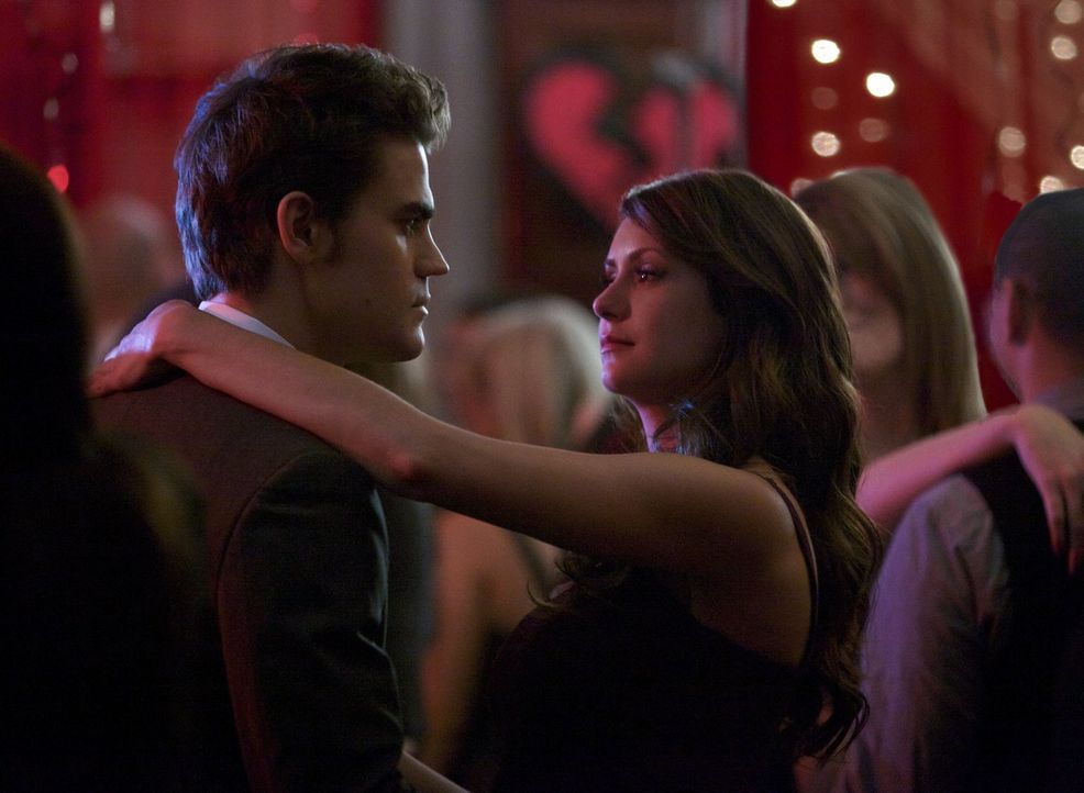 Auf der Party für gebrochene Herzen versucht Katherine (Nina Dobrev, r.), ihre Beziehung zu Stefan (Paul Wesley, l.) zu vertiefen, aber dieser glaub... - Bildquelle: Warner Brothers