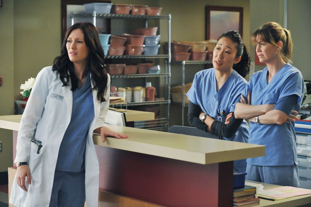 Während Callie und Owen den jungen Randy behandeln, der schwer verletzt ist, können Lexie (Chyler Leigh, l.), Cristina (Sandra Oh, M.) und Meredith... - Bildquelle: ABC Studios