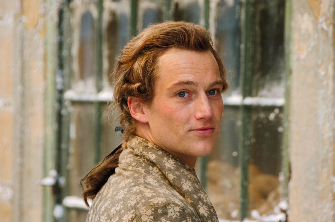 Der junge, bislang erfolglose Dichter Johann Goethe (Alexander Fehling) vernachlässigt sein Jurastudium und wird von seinem wütenden Vater ans Reich... - Bildquelle: Warner Brothers