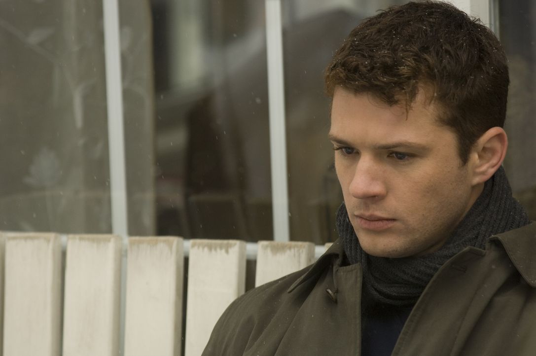 Verzweifelt an seinem neuen Fall: FBI Neuling Eric O'Neill (Ryan Phillippe) ... - Bildquelle: Universal Pictures