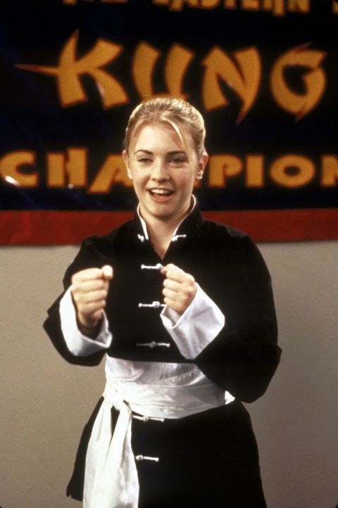 Sabrina (Melissa Joan Hart) ist im Sportunterricht nicht besonders gut. Da kommt ihr der Kung-Fu-Kurs, den Mr. Pool initiiert, gerade recht. - Bildquelle: Paramount