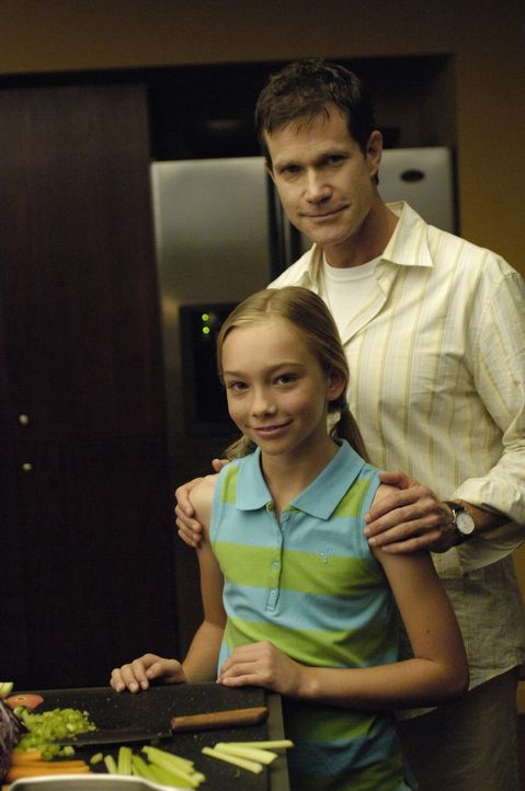 Sean (Dylan Walsh, r.) gibt sich Mühe, seiner Tochter Annie (Kelsey Lynn Batelaan, l.) ein guter Vater zu sein ... - Bildquelle: TM and   2004 Warner Bros. Entertainment Inc. All Rights Reserved.