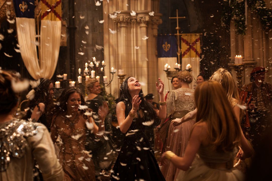 Zum ersten Mal, seit sie am französischen Hof angekommen ist, ist Mary (Adelaide Kane, M.) ausgelassen und feiert fröhlich im Kreise ihrer Freundinn... - Bildquelle: 2013 The CW Network, LLC. All rights reserved.