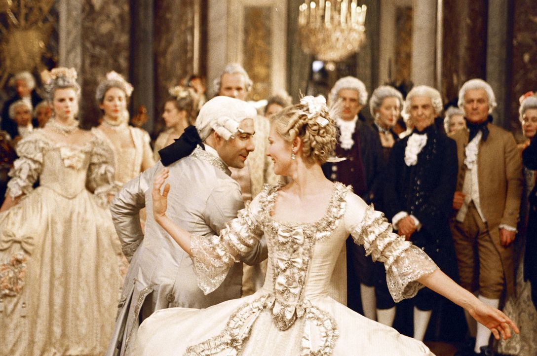 Das frisch getraute Paar eröffnet den Tanz: Louis XVI (Jason Schwartzman, Mitte l.) und Marie-Antoinette (Kirsten Dunst, Mitte r.) ... - Bildquelle: 2006 I Want Candy, LLC. All Rights Reserved.