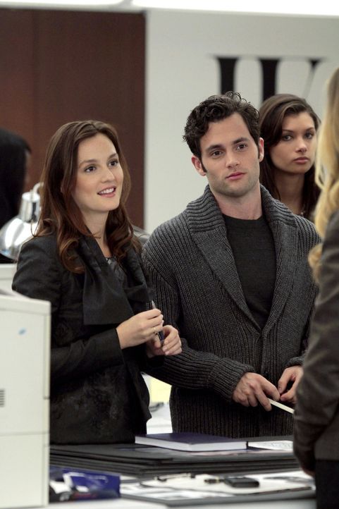 Blair (Leighton Meester, l.) tritt ihren ersten Tag beim "W"-Magazin an und sie traut ihren Augen kaum: Mit ihr fangen fünf weitere Praktikanten an,... - Bildquelle: Warner Bros. Television