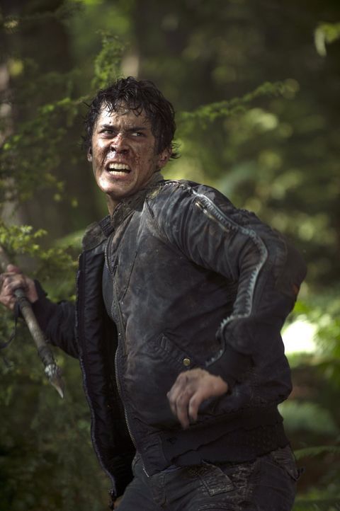 Bellamy (Bob Morley) ist sich nicht sicher, ob er sich über eine unerwartete Rettung wirklich freuen soll ... - Bildquelle: 2014 Warner Brothers