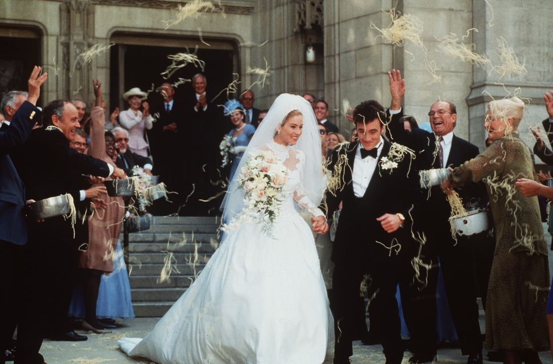 Das Brautpaar Anthony (Jay Mohr, vorne r.) und Diane (Christina Applegate, vorne l.) wird in alter Mafia-Manier mit Spaghetti beworfen ...