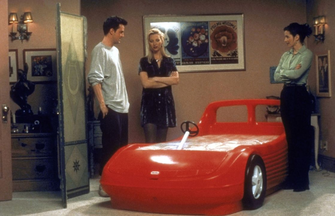 Monica (Courteney Cox, r.) hat sich ein neues Bett gekauft, allerdings nicht das, das ihr geliefert wurde. Chandler (Matthew Perry, l.) und Phoebe (... - Bildquelle: TM+  2000 WARNER BROS.