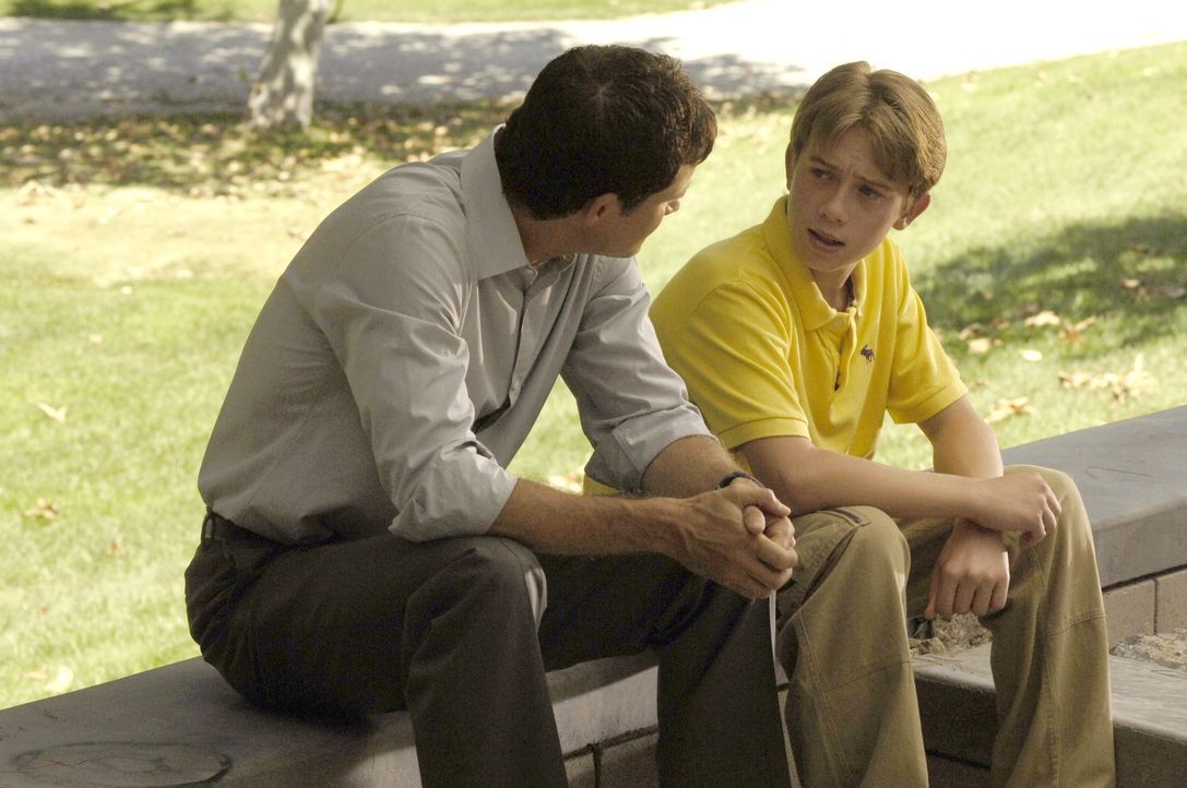 Austin (Richie Tanner, r.), Nicoles Sohn, erfährt, dass sein Gesicht verändert werden soll. Doch das will er auf keinen Fall. Sean (Dylan Walsh, l... - Bildquelle: TM and   2005 Warner Bros. Entertainment Inc. All Rights Reserved.