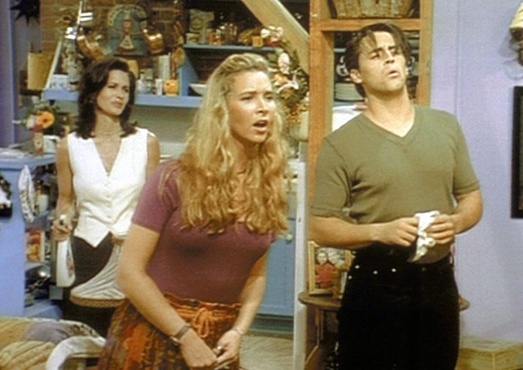 Monica (Courteney Cox, l.), Phoebe (Lisa Kudrow, M.) und Joey (Matt LeBlanc, r.) beobachten einen nackten Nachbarn auf seinem Balkon. - Bildquelle: TM+  2000 WARNER BROS.