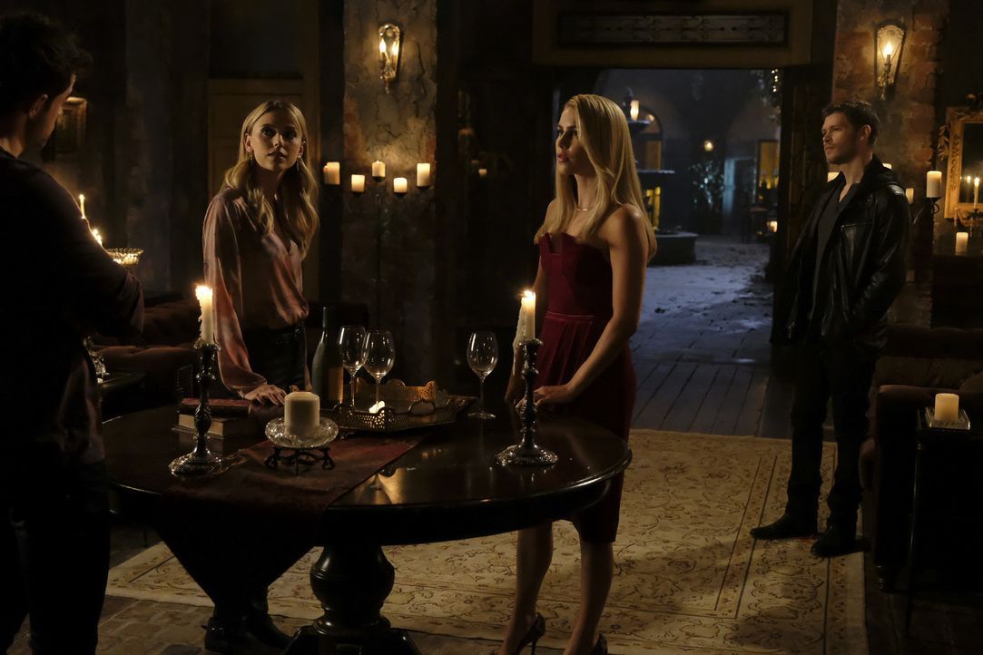(v.l.n.r.) Freya (Riley Voelkel); Rebekah (Claire Holt); Klaus (Joseph Morgan) - Bildquelle: Warner Bros.