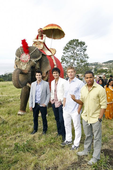 Feiern eine traditionell indische Hochzeit (v.l.n.r.): Bräutigam Raj Khan (Manish Dayal), Marco (Freddie Smith), Navid Shirazi (Michael Steger), Te... - Bildquelle: TM &   2011 CBS Studios Inc. All Rights Reserved.