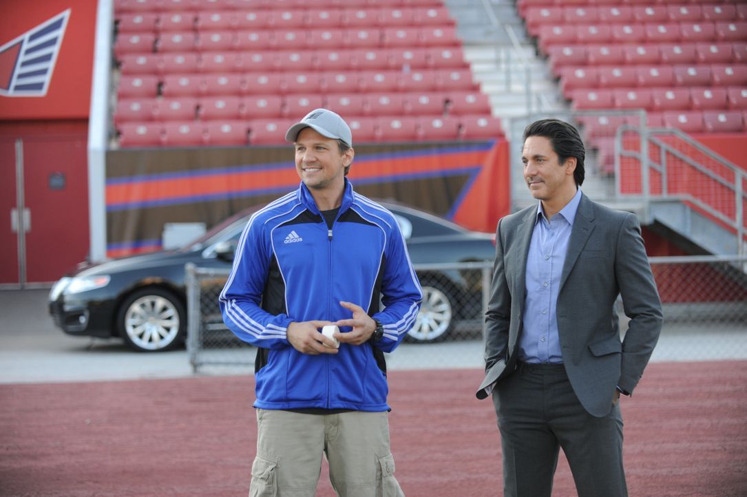 Haben das Schicksal der "New York Hawks" in der Hand: Footballcoach Matthew (Marc Blucas, l.) und Manager Nico (Scott Cohen, r.) ... - Bildquelle: 2011 Sony Pictures Television Inc. and Universal Network Television LLC.  All Rights Reserved.