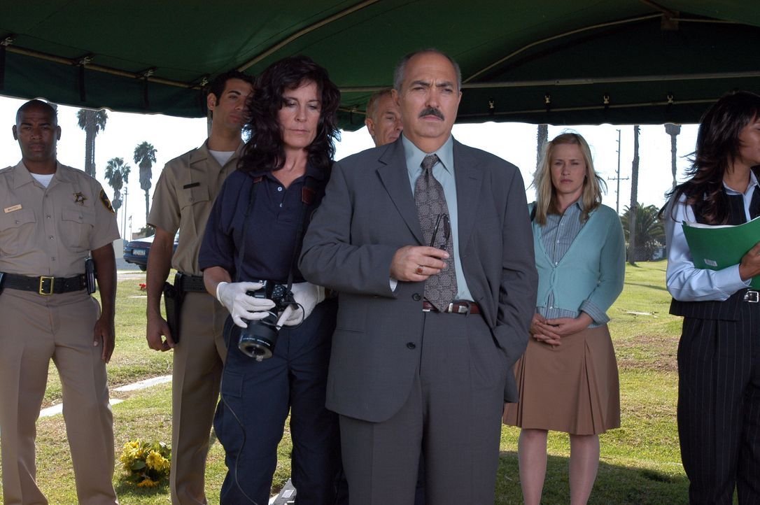 Aufgrund von Allisons (Patricia Arquette, 2.v.r.) Traum, lässt Staatsanwalt Devalos (Miguel Sandoval, 3.v.r.) die Leiche eines ermordeten Poliziste... - Bildquelle: Paramount Network Television