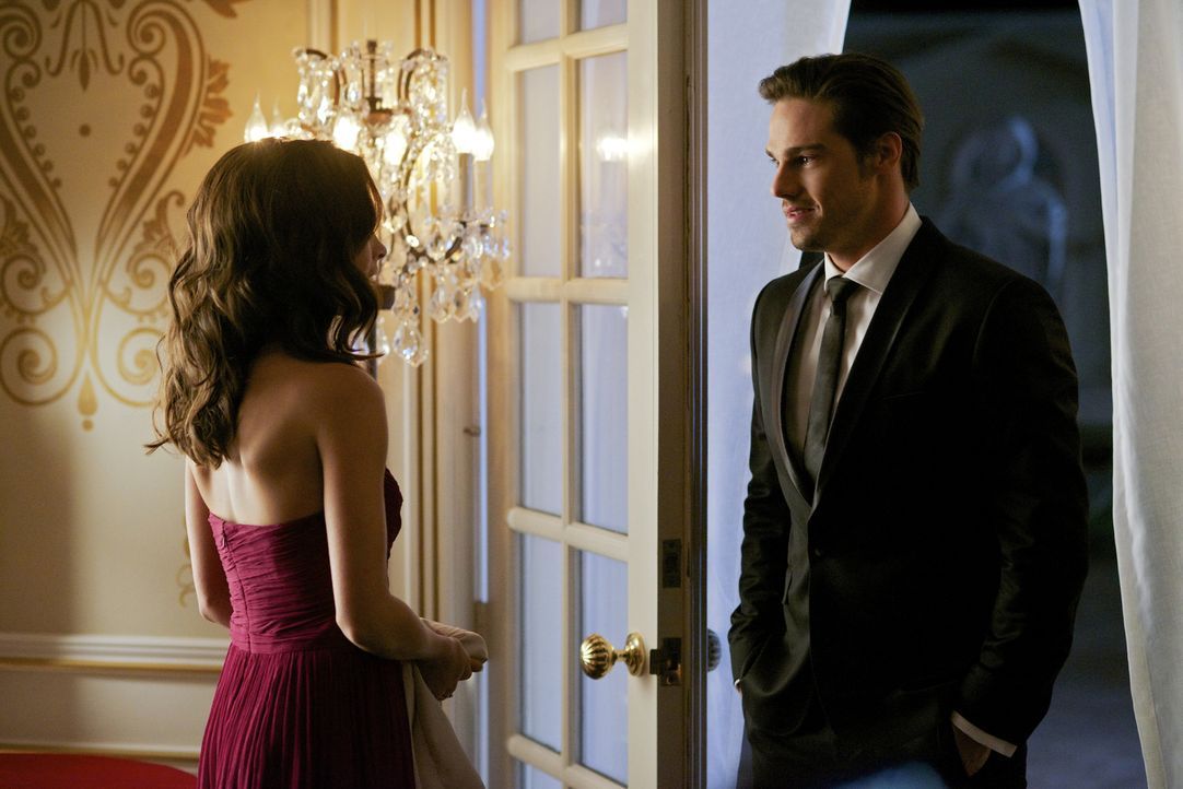 Cat (Kristin Kreuk, l.) traut ihren Augen kaum zu glauben, als Vincent (Jay Ryan, r.) plötzlich vor ihr steht ... - Bildquelle: 2012 The CW Network, LLC. All rights reserved.
