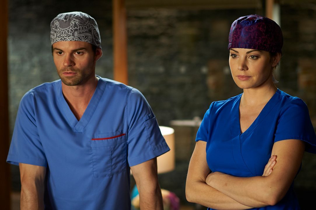 Das Berufsleben als Ärzte beeinflusst auch immer das Privatleben von Alex (Erica Durance, r.) und Joel (Daniel Gillies, l.) ... - Bildquelle: 2012  Hope Zee One Inc.