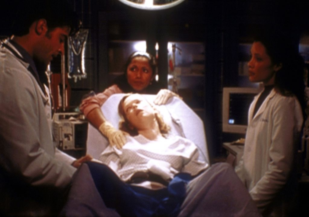 Kovac (Goran Visnjic, l.) und Hathaway (Julianna Margulies, r.) kümmern sich um die hochschwangere Gloria (Emily Bergl, M.), die sich gegen einen Ka... - Bildquelle: TM+  2000 WARNER BROS.