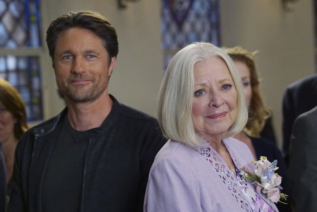Nehmen an der Hochzeit von Owen und Amelia teil: Nathan (Martin Henderson, l.) und Evelyn (Debra Mooney, r.) ... - Bildquelle: Byron Cohen ABC Studios
