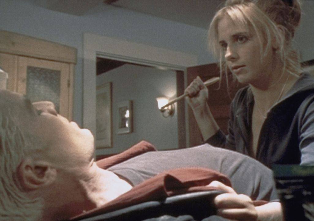 Buffy (Sarah Michelle Gellar, r.) setzt sich gegen Spike (James Marsters, l.) zur Wehr ... - Bildquelle: TM +   2000 Twentieth Century Fox Film Corporation. All Rights Reserved.
