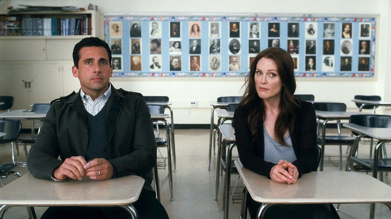 Ein One-Night-Stand bringt die Ehe von Cal (Steve Carell, l.) und Emily (Julianne Moore, r.) gehörig ins Straucheln, während auch ihre beiden Kinder... - Bildquelle: Warner Bros.