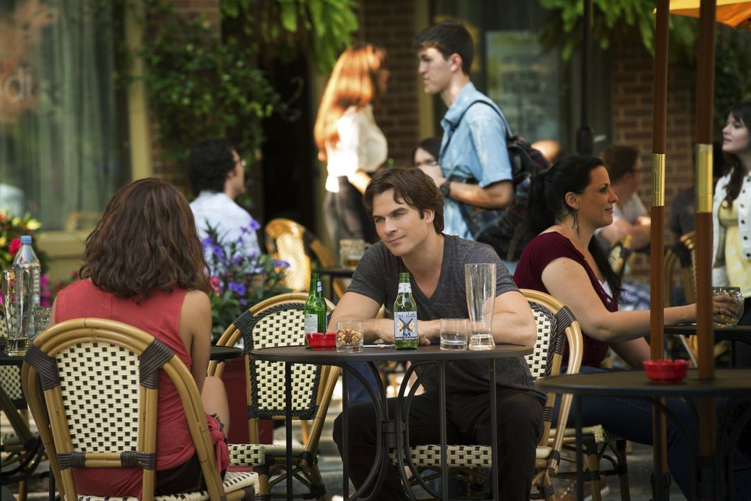 Immer, wenn Damon (Ian Somerhalder, r.) Bonnie (Kat Graham, l.) ansieht, wird ihm schmerzlich bewusst, dass Elena nicht mehr da ist. Aber wird er da... - Bildquelle: Warner Bros. Entertainment, Inc.