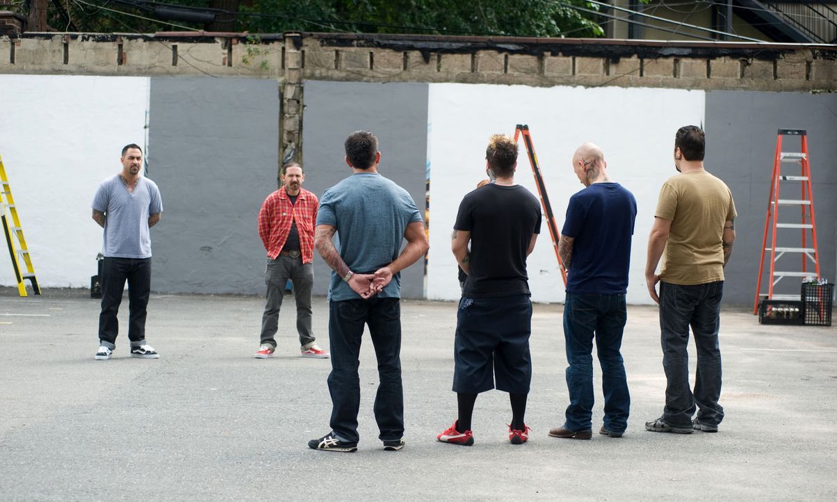 Chris Nunez (l.) und Oliver Peck (2.v.l.) wollen von Shane O'Neill (3.v.l.), Josh Woods (3.v.r.), Tommy Helm (2.v.r.) und James Vaughn (r.) sehen, o... - Bildquelle: Fernando Leon Spike TV