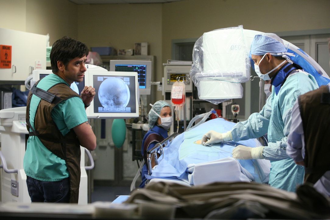 Tony (John Stamos, l.) wird zu einer wichtigen Operation gerufen. Kann er sich mit der Chirurgie wirklich anfreunden? - Bildquelle: Warner Bros. Television
