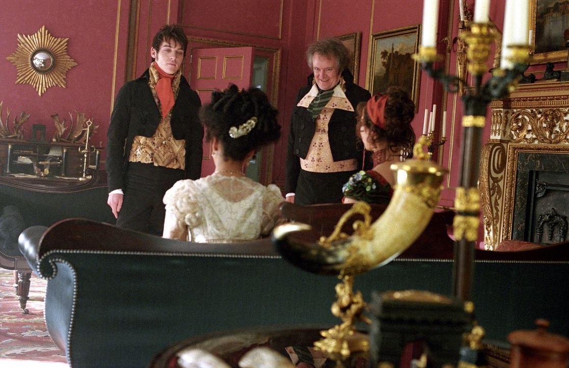 Mr. Osborne (Jim Broadbent, hinten r.) ist gewillt, seinen George (Jonathan Rhys-Meyers, hinten l.) mit einer vermögenden Frau zu verheiraten. Doch... - Bildquelle: Granada Film Productions