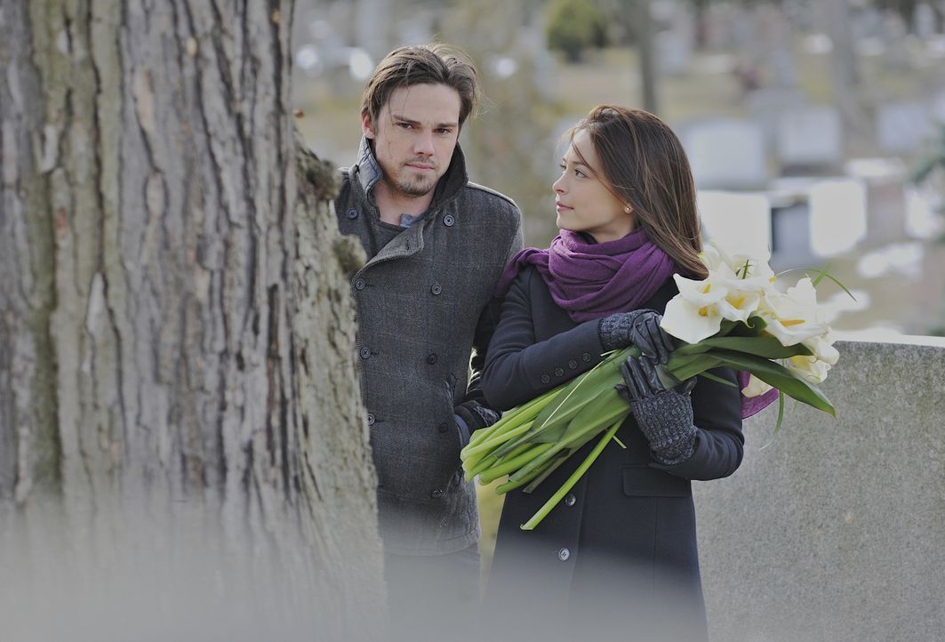 Zusammen mit Catherine (Kristin Kreuk, r.) besucht Vincent (Jay Ryan, l.) das Grab ihrer Mutter ... - Bildquelle: 2012 The CW Network, LLC. All rights reserved.