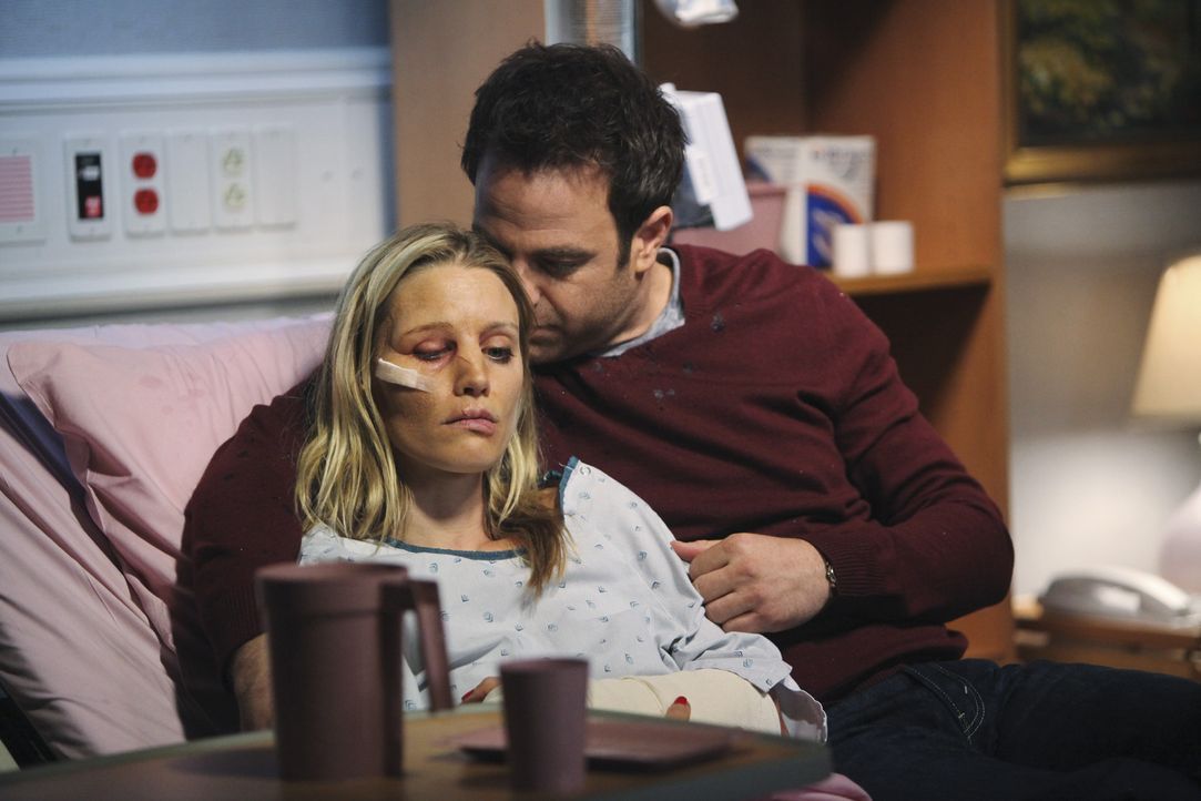 Während Sheldon keine Ahnung hat, mit wem er es bei seinem neuen Patienten zu tun hat, versucht Cooper (Paul Adelstein, r.) alles, um Charlotte (KaD... - Bildquelle: ABC Studios