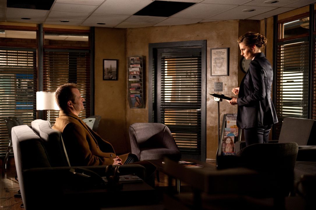 Der gewaltsame Tod von Melanie Rogers führt Beckett (Stana Katic, r.) mal wieder zu dem Mann, der für den Tod ihrer Mutter verantwortlich ist: Senat... - Bildquelle: 2013 American Broadcasting Companies, Inc. All rights reserved.
