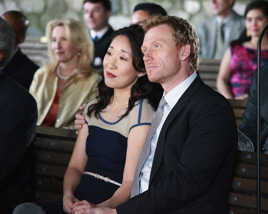 Freuen sich für Callie und Arizona: Cristina (Sandra Oh, l.) und Owen (Kevin McKidd, r.) ... - Bildquelle: ABC Studios