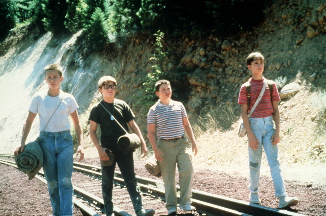 Heimlich auf der Suche nach der Leiche eines Jungen: Die vier Freunde Gordie (Will Wheaton, r.), Chris (River Phoenix, l.), Vern (Jerry O´Connell, 2... - Bildquelle: Columbia Pictures