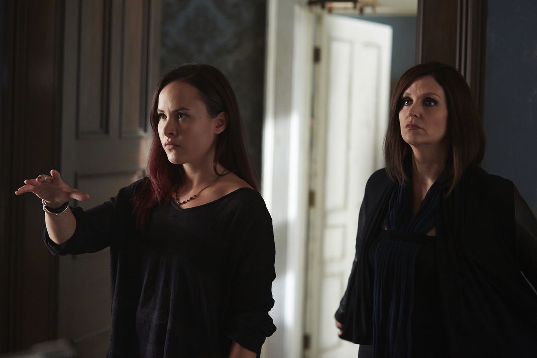 Nachdem Savannah einfach aus dem Haus verschwunden ist, machen sich Paige (Tommie-Amber Pirie, l.) und Ruth (Tammy Isbell, r.) auf die Suche ... - Bildquelle: 2015 She-Wolf Season 2 Productions Inc.